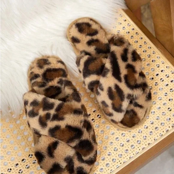 SHEIN Leopard Print Faux Fur Slippers Size 8.5 - Picture 4 of 9